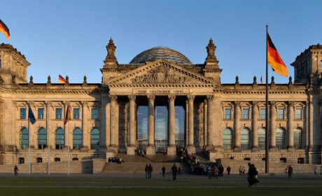 Reichstagsgebäude als „Ort der Demokratie-Geschichte“ markiert