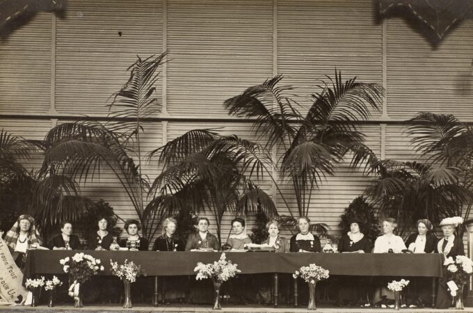 Das Podium des Internationalen Frauenkongresses mit Vertreterinnen aller beteiligten Länder (1915).