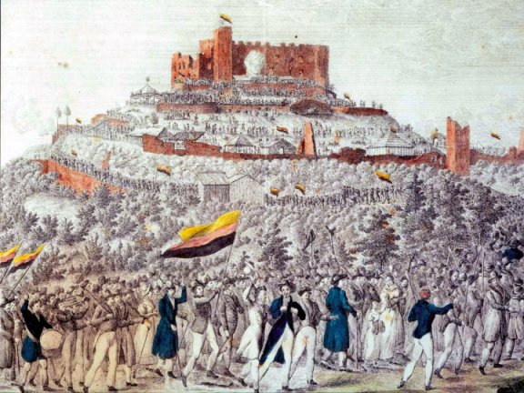 Federzeichnung von einer Menschenmenge, die einen Berg hinauf wandert. Auf dem Berg steht ein Schloss. In der Menschenmenge und auf dem Schloss sind Fahnen in Gold-Rot-Schwarz sichtbar.